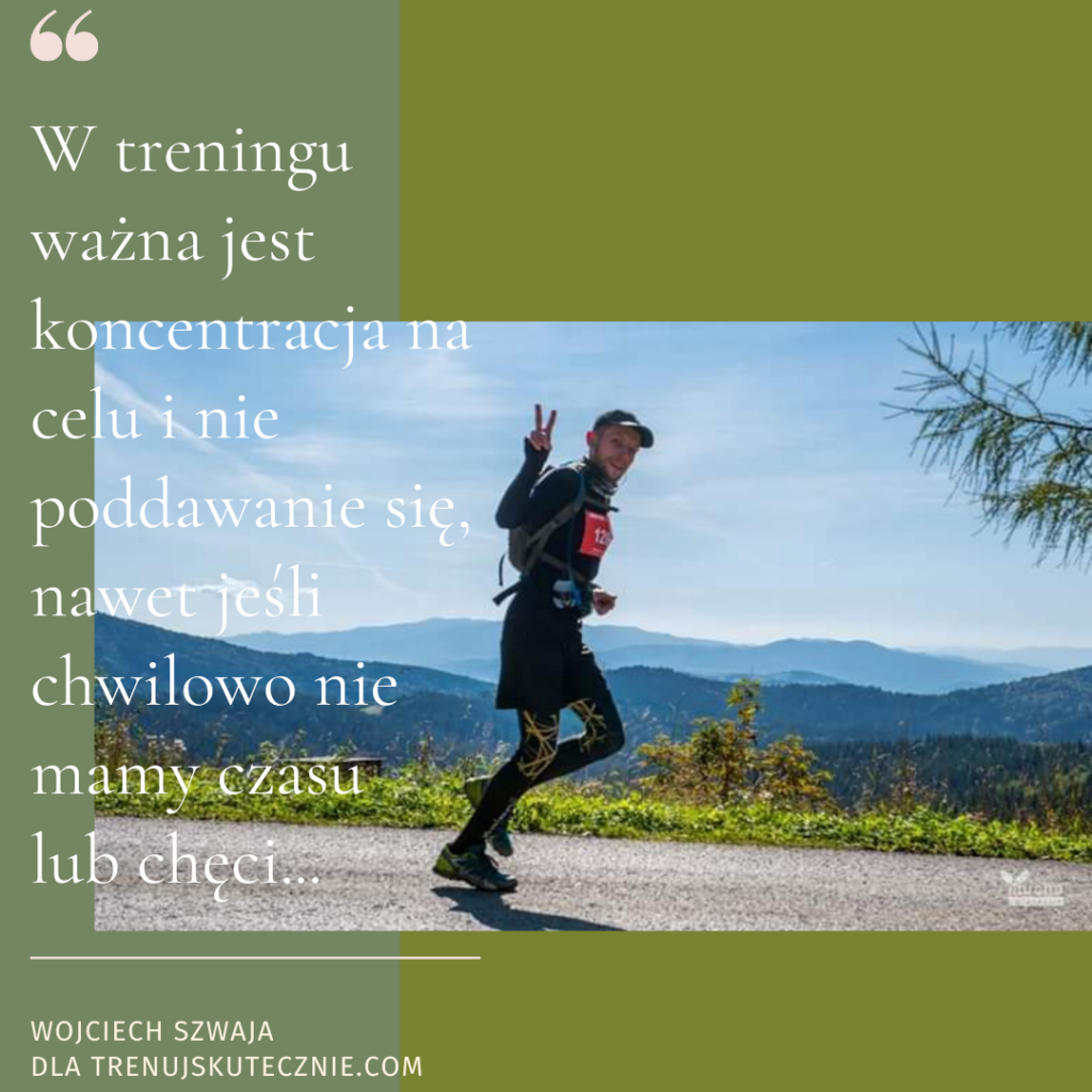 Mężczyzna biegnie po szutrowej drodze, dłonią wykonuje gest V - victory/peace (wygrana/pokój), w tle góry.